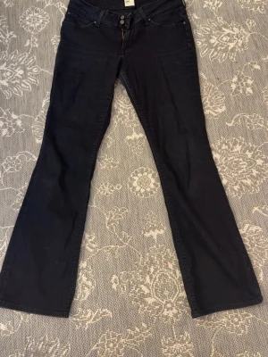 Lee jeans - Säljer dessa svarta lee jeans som är i storlek S. Kommer inte till anvöndning nå mer. Fint skick och inga defekter.