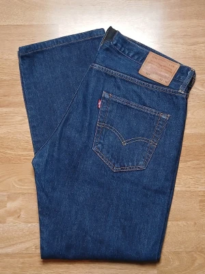 Levi's 501 Jeans | 100% Authentisk | perfektskick | Elastan | EU42 : W33 L30 | ESP07 - 501 tidlös rak passform Hållbar kvalitet på denim , strong quality denim , last long  Ett mångsidigt jeans som passar alla stilar W33 L30| EU 42 Elastan  💯 % AUTENTISK PERFEKT SKICK.   Waist : 45 cms.   Length: 100 cms  hips : 52 cms inner leg to bottom leg : 70 cms.    Botton up to inner leg : 30 cms   📦 24 hrs 