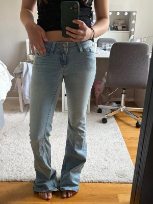 Blå jeans  - Säljer dessa blåa jeans, jag är 159 och det är lite för långa för mig! 