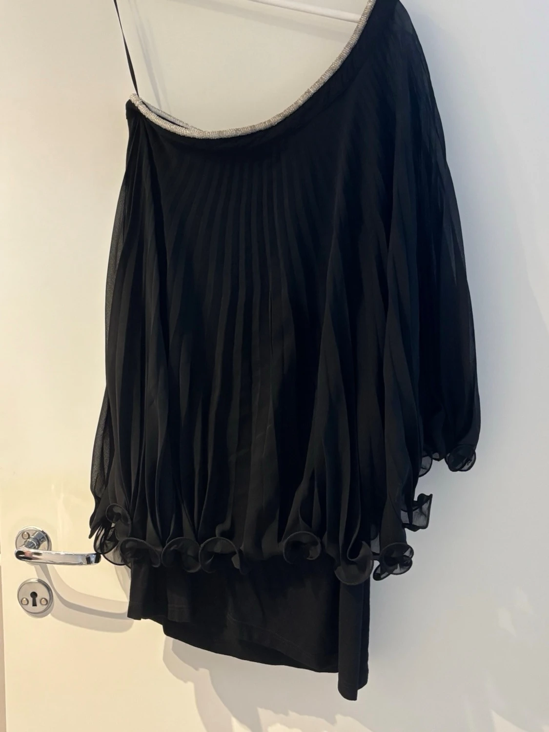 Svart one shoulder klänning med volang - 1