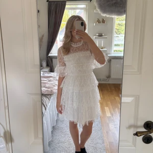 Studentklänning  - En sååå fin klänning till studenten utan defekter och fläckar! I storlek 34 men passar också 36 då jag har 36 i vanlig storlek. Ordinarie pris 699🌟