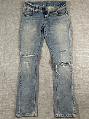 Levi’s low rise slim distressed jeans vintage light wash W27 - Levi’s low rise slim fit in heavyweight non-stretch denim. Perfect vintage light wash with real wear, knee distressing and repairs that give it a proper rugged look. Sits low, slim through the leg – clean with sneakers or boots.  Waist 37 cm, length 77 cm, rise 18.5 cm, thigh 24 cm, knee 26 cm, foot 16 cm. Compare with your own jeans for fit.  Used with visible wear, tears and repairs. Solid and wearable.