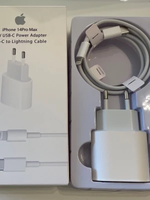 Apple USB-C laddare och Lightning-kabel - Säljer en original Apple USB-C Power Adapter på 20W och en Lightning till USB-C kabel, perfekt för iPhone 14 Pro Max. Båda är vita och tillverkade i plast med stilren design. Passar för snabb laddning och synkronisering av din mobil.
