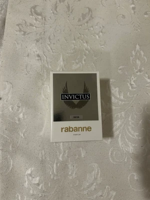 Paco Rabanne Invictus Parfum - Snygg parfym från Paco Rabanne, Invictus Parfum. (100ml)Helt oöppnad med plastet kvar på. Fick för många av min mormor från Spanien som misstänkte att jag hade fler syskon, det är anledningen till varför jag säljer. Skriv för diskussion av pris eller mer frågor😁