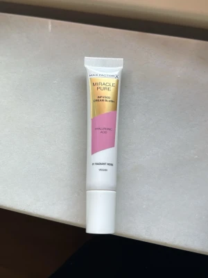 Max Factor Miracle Pure Cream Blush - Max Factor Miracle Pure Infused Cream Blush i nyansen 01 Radiant Rose. Krämrouge i tub med hyaluronsyra som ger en fräsch rosa ton till kinderna. Vegansk formula och smidig att applicera för ett naturligt glow. Testad en gång 