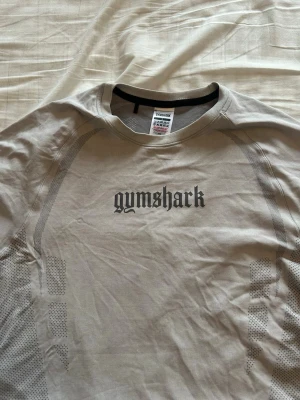 Gymshark t-shirt - Detta plagg säljs då den användes bara en gång. Passar inte mig rent storleksmässigt. Storlek S. Slut överallt. Passform och dylikt syns på bilden som jag lagt i annonsen. (Slim fit) har även en precis likadan i svart om det vore intressant. 