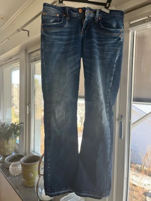 Mörkblå bootcut jeans - Lågmidjade mörkblå bootcut jeans från ltb. I modellen valerie storlek 27/30.