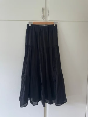 Maxi kjol - Svart maxikjol stl S från Gina tricot. Använd fåtal gånger så i fint skick. 