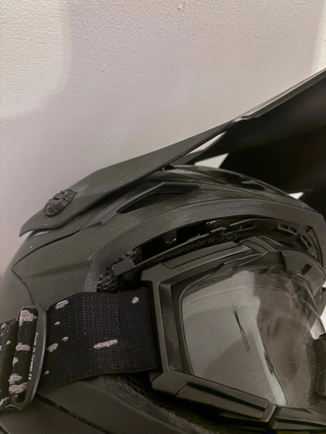 Svart crosshjälm med goggles - 3