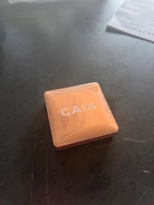 Caia highligter  - Caia highligter i färgen Sydney.  Endast testad.  Sedan har den legat i mitt sminkbord och det som är på kanten på sista bilden är franslim som råkat fastna på förpackningen. Är 98% kvar i.   Köpt för 400kr 