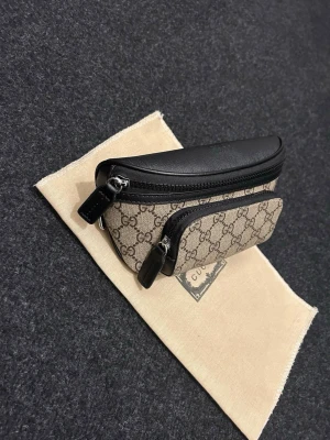 Väska  - Helt ny väska. Skicka meddelande vid frågor. Kolla även in mina andra annonser.