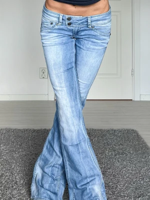 Pepe jeans - Midjemått: 39cm rakt över, innerbenslängd: 80cm 💗köpta från plick, säljer då de var för stora🌸