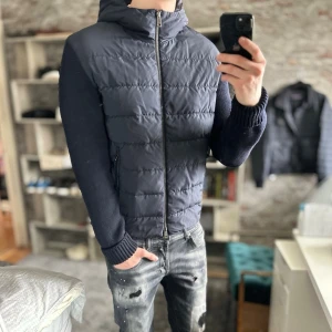 Jil Sander Cardigan - Sjukt snygg och ovanlig🙌 Mycket bra skick, inga defekter! Passar dig som är mellan 183-193cm ungefär. Nypris ca 15 000kr. Storlek 52/L men passar typ M/L. Modellen är 185 cm, 75kg. Passar bra nu till våren! Skriv för mer information!🤝