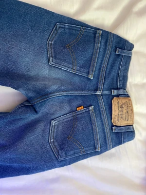 Levi’s jeans  - Blåa jeans, kan tyvärr inte visa hur de ser ut på då de inte passar men det går väldigt bra att fråga om mått osv. De är i mycket bra skick💕