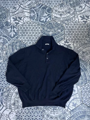 Gran Sasso - långärmad polo - Grymt skön stickad polo tröja från Gran Sasso! | Mycket fint skick! | Stl 54 på lappen men passar XS/S | Made In Italy extra fine merino | Nypris: 1,799 SEK | Vid frågor eller funderingar finns jag i DM! 📩 Mvh CVB Closet