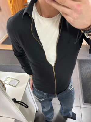 Overshirt  - Overshirt i storlek S, skick 8/10 en defekt på framsidan. Pris 399, fraktas samma dag!