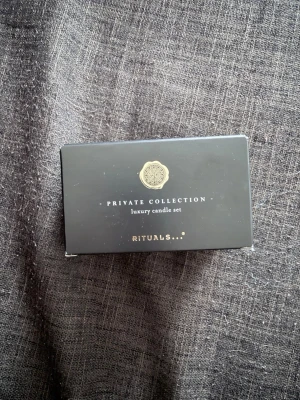Rituals lyxigt doftljusset - Säljer ett exklusivt doftljusset från Rituals Private Collection. Setet innehåller två doftljus med dofterna Cashmere Rose och Mystic Cedar. Förpackningen är svart med gulddetaljer och har en elegant design. Perfekt för att skapa mysig stämning hemma.