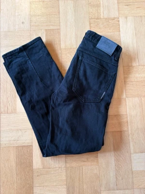Svarta Neuw Stockholm jeans  - Svarta jeans från neuw Stockholm knappt använda för att de inte passar mig. W28 L32 hör av er om ni har några frågor 🙌🏼😄