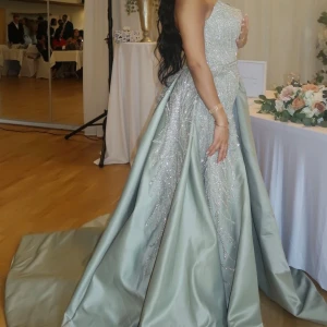 Fest klänning  - Unik design.  Storlek S/M, justerbar korsett och avtagbar kjol. Skriv för fler bilder vid intresse.            Pris kan diskuteras! Original pris 9500kr