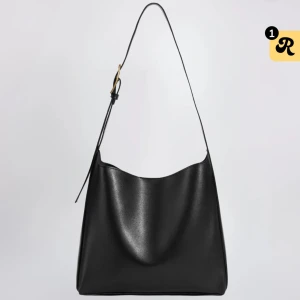 Svart totebag + matchande necessär  - Helt oanvänd väska då den var för liten för mitt syfte. Köpt för 730kr.                                                                Supersnygg, stilren svart axelväska som är en perfekt everyday väska, passar för mindre laptops. Väskan har ett rymligt huvudfack med magnetlås och en matchande mindre necessär med dragkedja.