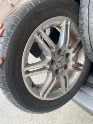 Mercedes fälgar med Michelin däck - Säljer ett par silverfärgade Mercedes originalfälgar med monterade Michelin-däck. Fälgarna har klassisk femekrad design och tydlig Mercedes-logga i mitten. Däckstorlek 215/55 R16. Perfekt för dig som vill uppgradera bilens look.