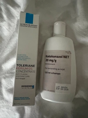La Roche-Posay Toleriane & Ketokonazol - Säljer ett kit med La Roche-Posay Toleriane Kerium DS Concentrate, en lugnande och mjukgörande kräm mot fjällande hud, samt Ketokonazol NET 20 mg/g schampo för behandling av mjäll. Perfekt för dig med känslig eller problematisk hud i hårbotten.