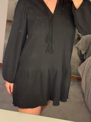 Svart klänning från Gina Tricot - Super söt svart klänning perfekt till sommar kvällar. Klänningen har aldrig kommit till någon användning💗