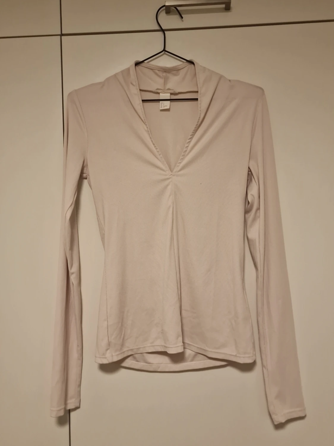 Ljusbeige långärmad topp med v-ringning