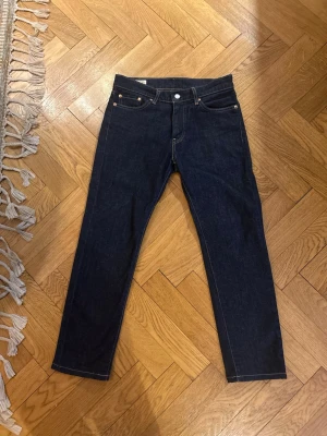 Mörkblå raka jeans i klassisk modell - Säljer ett par snygga Levis jeans 511 i denim. Nypris ligger på runt 1299kr men här kan dom köpas för bara 399kr. OBS dom har lagts upp. Vid fler frågor är det bara att skriva!