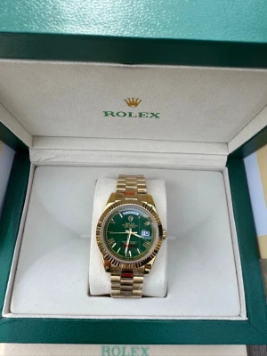 Herrklocka - Heltid ny och oanvänd klocka med automatisk rörelse. Klockan har korrekt vikt och är tillverkad i samma högkvalitativa stål. Tveka inte att höra av er vid frågor eller om ni önskar fler bilder. Endast klockan ingår i priset. Om ni är intresserade av box eller box tillsammans med certifikat, vänligen kontakta oss så kan vi diskutera ett pris.