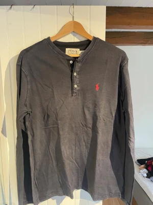 Henley tröja från Polo denim&supply  - Fin långärmad t-shirt henley style från Ralph lauren i storlek M, mörkblå tröja med knappar.