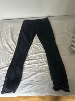 Mörkblå raka jeans från Cropp - Säljer ett par mörkblå jeans från Cropp med rak passform och klassisk femficksdesign. Jeansen har bälteshällor, knappgylf och är tillverkade i ett mjukt denimtyg som sitter skönt hela dagen. Perfekta för dig som gillar en enkel och stilren look.pris kan diskuteras!