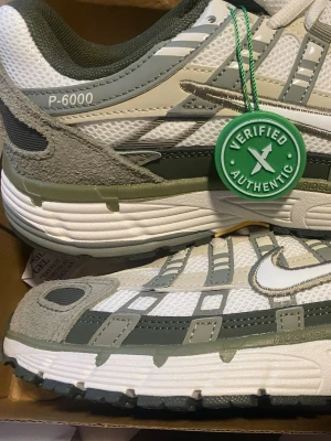 Nike P-6000 sneakers herr - Nike P-6000 sneakers i beige och olivgrön mesh med detaljer i mocka och syntet. Skon har en chunky sula, snörning och ikonisk Swoosh på sidan. Perfekt för dig som gillar retrovibbar och streetstyle. helt nya!