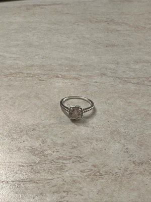 diamant silver ring -  diamant silver ring. jätte fint skick. äkta men vet ej från vart