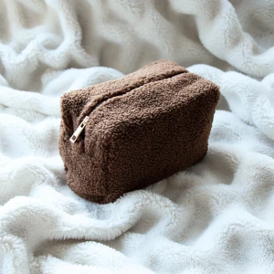 Brun teddy necessär  - Köp sker via chatten och inte direkt på annonsen. Superfin och mjuk necessär i brunt teddy tyg med guldfärgad dragkedja. Perfekt för att förvara smink, hudvårdsprodukter eller andra småsaker när du reser eller hemma på sminkbordet. 