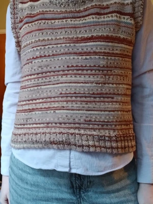 Stickad slipover väst - Hemstickad i superwashbehandlad ull, dvs går att tvätta i maskin (högst 40 grader). Boxy fit.