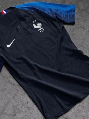 Frankrike fotbollströja Nike blå - Snygg mörkblå fotbollströja från Nike med Frankrikes landslagsemblem och två stjärnor på bröstet. Tröjan har blå ärmar med gradientmönster och vit Nike-logga. Perfekt för dig som älskar fotboll och vill visa ditt stöd för Frankrike.