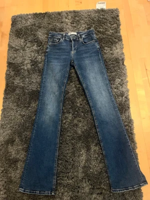 Blå bootcut jeans från zara - Super fina bootcut jeans från Zara i storlek 32 dem har låg midja men inte super duper låg🥰