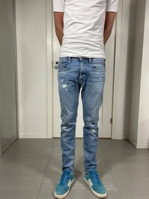 Replay Anbass Jeans  - Säljer nu dessa Replay Anbass Jeans med snygga slitningar i populär design, W31 o L30, skriv för fler bilder/frågor🙌🏼