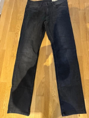 Svarta slim fit jeans från Livergy - Säljer ett par svarta slim fit jeans från Livergy. Jeansen har klassisk femficksdesign och raka ben. Perfekta för dig som gillar en smalare passform och stilren look.