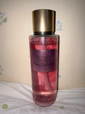 Victoria's Secret Pure Seduction mist - Victoria's Secret Pure Seduction body mist. Frruktig och blommig doft av plommon och fresia. 250 ml, använd några gånger. 