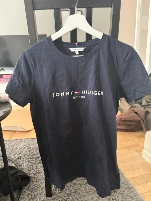 Marinblå Tommy Hilfiger t-shirt - Oanvänd marinblå t shirt från Tommy hilfiger.