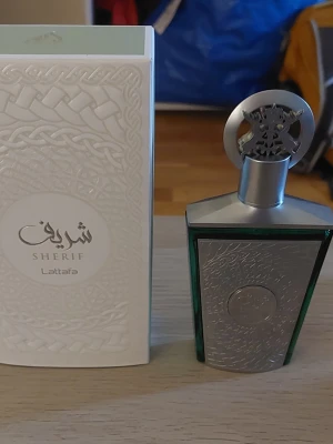 Lattafa Sherif - ~97/100 ML. Liknar PDM Greenley