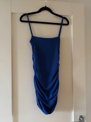 Klänning  - Från shein storlek xs scrunch på sidan så den formar kroppen 