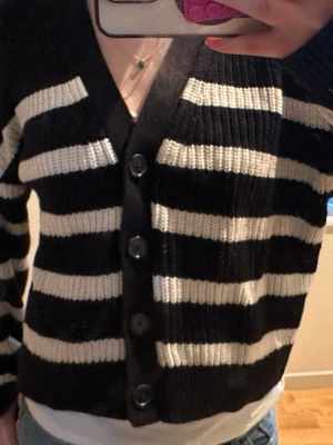 Randig kofta - Randig stickad kofta från hm                                             Köpt second hand❣️