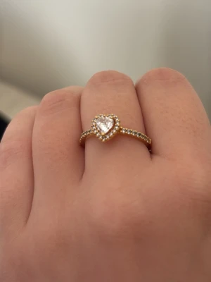 Pandora ring  - Säljer min Pandora ring då jag har fått en ny!!💗lägg gärna bud! 