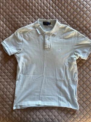 Polo ralph lauren piké - Säljer nu min polo ralph lauren piké då jag tröttnat på den! | Storlek S. | Ljusblå färg. | Bra skick. | Släng iväg en signal vid funderingar så svarar jag snabbt. | 