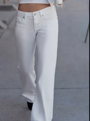 Vita zara jeans  - Säljer helt oanvända vita jeans från zara med prislapp kvar i modellen ”jeans trf wide leg låg midja”