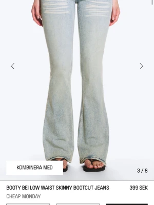 Ljusblå bootcut jeans Cheap Monday - Snygga ljusblå bootcut jeans från Cheap Monday med låg midja. De har blivit var för stora i midjan har inte använt någon gång. Det är storlek 28/30 skriv om ni vill ha mått. Kan diskutera pris 