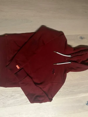Superdry hoodie - Säljer en superdry hoodie i bra skick storlek small har inga defekter hör av dig vid intresse 